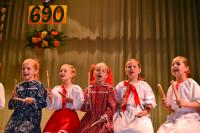 Deti v krojoch na oslavách výročia obce Valaská Belá