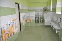 Kúpeľňa v škôlke s uterákmi a umývadlami