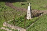 Pamätník obetiam 2. svetovej vojny na trávnatom kopčeku